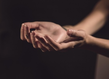 Μούδιασμα στα Χέρια: 6 Νευρολογικά αίτια που δεν πρέπει να Αγνοείτε