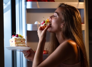 Γιατί τρώμε το βράδυ ενώ δεν πεινάμε;