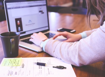 Επιστροφή στην εργασία. Ψυχοκοινωνικοί παράγοντες ρίσκου για στρες και άγχος πριν και μετά το ιό εποχή.