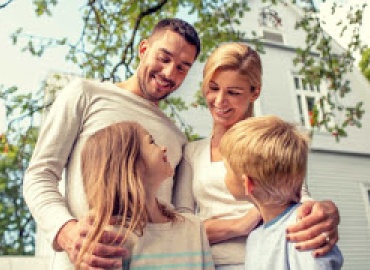 Η οικογένεια αποφασίζει στο σπίτι