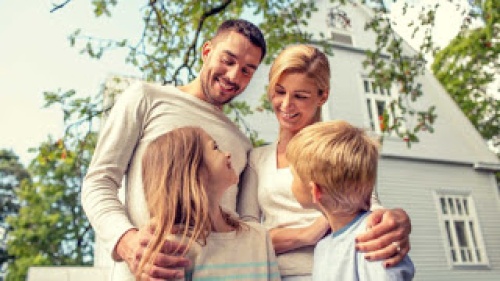 Η οικογένεια αποφασίζει στο σπίτι